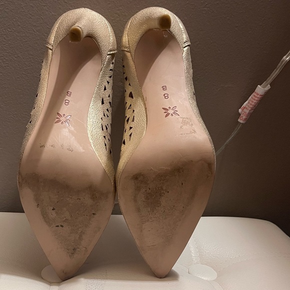 BCBG gold heels - Picture 4 of 4